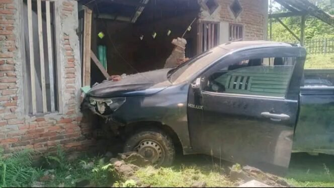
 Mobil Toyota Hilux tabrak rumah warga di Konawe Utara. Foto: Istimewa