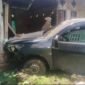 Mobil Toyota Hilux tabrak rumah warga di Konawe Utara. Foto: Istimewa