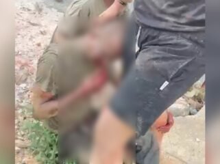 Pria inisial DE (38) diamuk massa setelah diduga melakukan percobaan pemerkosan tehadap pelajar 13 tahun di Kendari. Foto: Istimewa