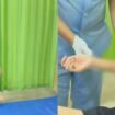 Seorang perempuan insial HR (18) dievakuasi di RS Bhayangkara Kendari setelah melukai tangannya sendiri. Foto: Istimewa