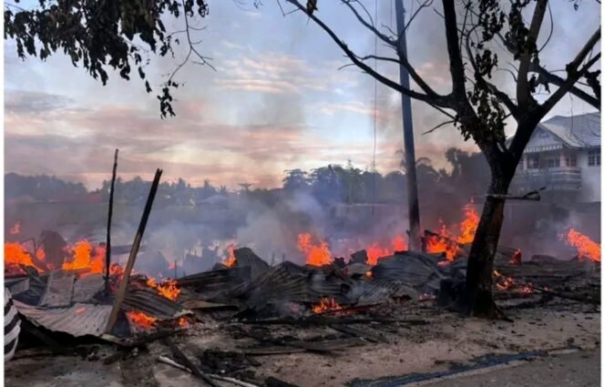 
 10 kios penjual pakaian bekas di Pasar Laino Muna ludes terbakar. Foto: Istimewa