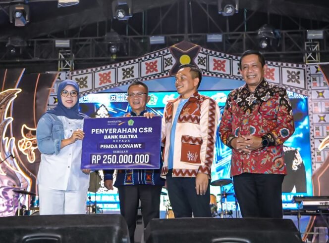 
 Penyerahan bantuan dana pendidikan secara simbolis dari Bank Sultra melalui Kepala Cabang Konawe Hj. Indri Devi Yanti Saranani kepada Bupati Konawe, Yusran Akbar. Foto: Istimewa.