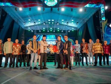 Gubernur Sultra, Andi Sumangerukka pada momen acara puncak undian hadia BAHONGKI yang digelar Bank Sultra di Eks MTQ Kendari. Foto: Istimewa