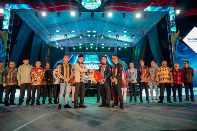 
 Gubernur Sultra, Andi Sumangerukka pada momen acara puncak undian hadia BAHONGKI yang digelar Bank Sultra di Eks MTQ Kendari. Foto: Istimewa