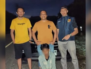 Seorang pelajar insial A (depan) ditangkap polisi kasus penikaman di Buton. Foto: Istimewa