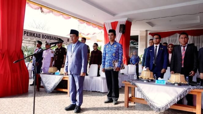 
 Penjabat Sekretaris Daerah Kabupaten Bombana Ir. Syahrun, M.P.W.K memimpin upacara peringatan Hari Otonomi Daerah Ke-30 di halaman Kantor Bupati Bombana. Foto: Istimewa