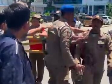 KSBSI Sultra menggelar aksi pencopotan Sekretaris Daerah (Sekda) Kota Kendari. Foto: Istimewa