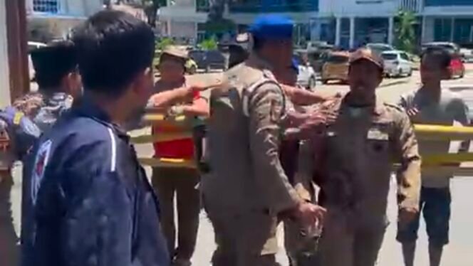 
 KSBSI Sultra menggelar aksi pencopotan Sekretaris Daerah (Sekda) Kota Kendari. Foto: Istimewa