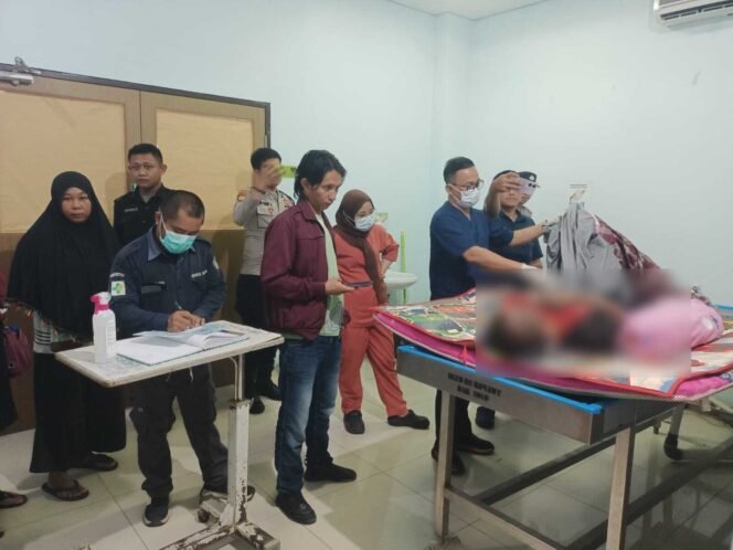 
 Jasad korban berada di BLUD Konawe saat dilakukan pemeriksaan medis. Foto: Istimewa.