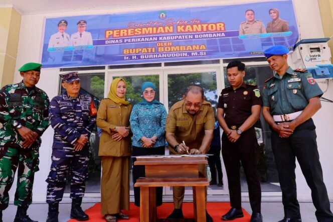 
 Bupati Bombana saat meresmikan gedung baru dinas perikanan Kabupaten Bombana. Foto: Istimewa