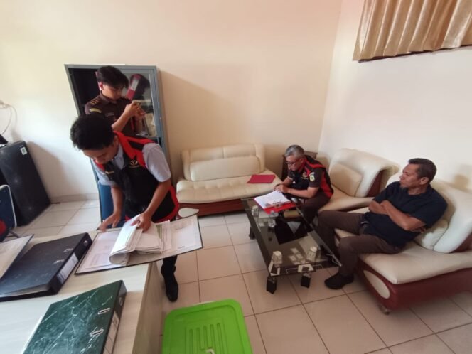 
 Penyidik Pindsus Kejari Kendari saat melakukan penggeledahan di FKIP UHO Kendari. Foto: Istimewa