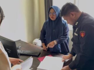 Kasi Pidsus Kejari Kendari, Marwan Arifin (kanan) saat melakukan penggeledahan di salah satu ruangan di Gedung PPG UHO Kendari. Foto: Istimewa