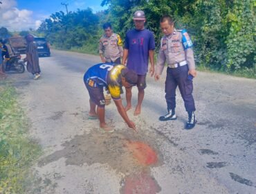 Personil kepolisian saat melakukan olah TKP di lokasi kecelakaan. Foto: Istimewa