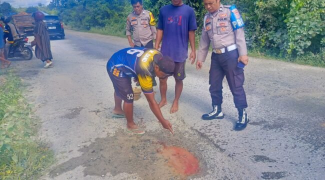 Personil kepolisian saat melakukan olah TKP di lokasi kecelakaan. Foto: Istimewa