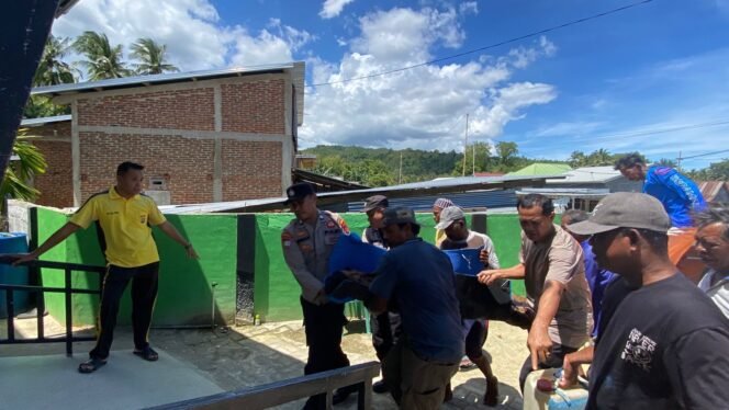 
 Polisi dan warga tengah mengevakuasi jenazah Rustam (40) yang ditemukan tewas di Perairan Poleang Bombana. Foto: Istimewa.