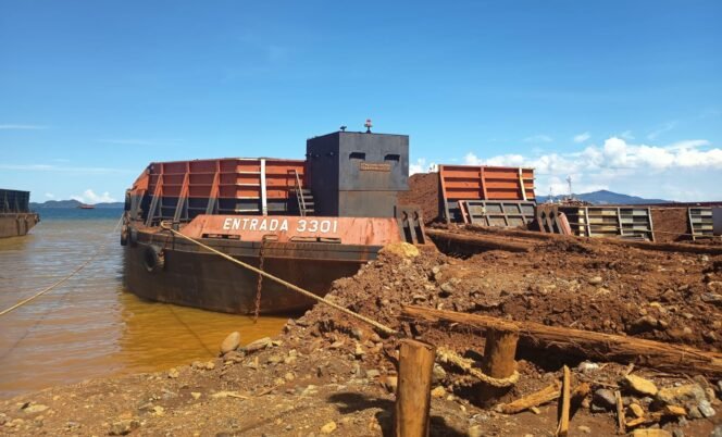 
 Tampak sebuah kapal tongkang sedang sandar di Jetty. Foto: Istimewa.