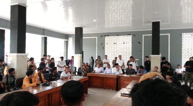 Massa pendemo saat ditemui oleh anggota DPRD Sultra. Foto: Penafaktual.com