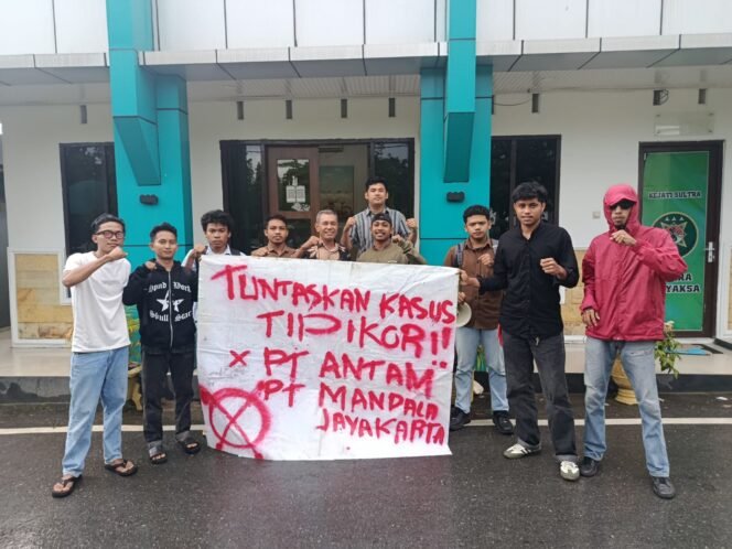 
 JANGKAR Sultra menggelar aksi di Kejati Sultra, menuntut transparansi penanganan kasus dugaan korupsi