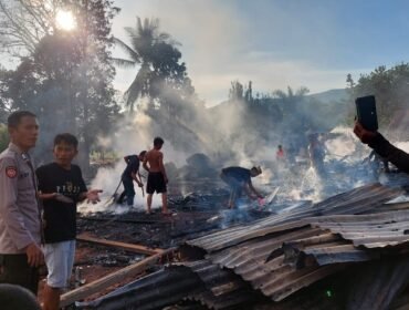 Dua unit rumah warga di Konawe ludes terbakara, Minggu (12/4/2026). Foto: Istimewa
