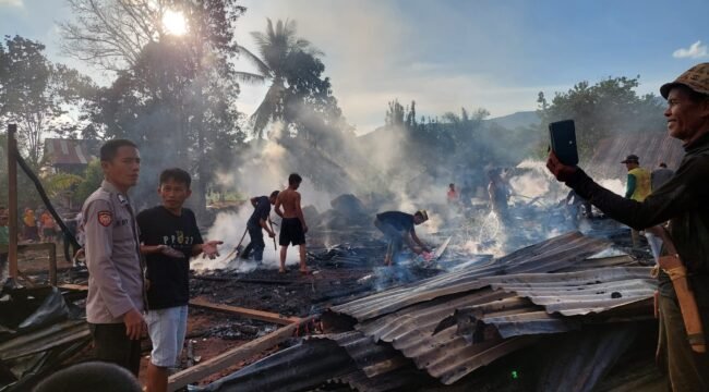 Dua unit rumah warga di Konawe ludes terbakara, Minggu (12/4/2026). Foto: Istimewa