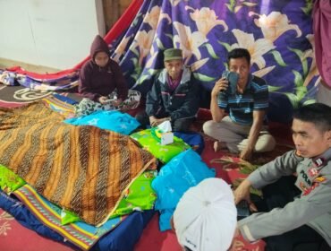Suasana duka dirumah salah satu korban sambaran petir di Konawe Utara. Foto: Istimewa
