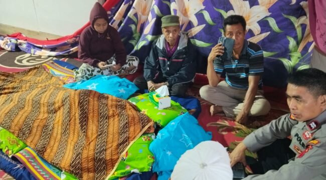 Suasana duka dirumah salah satu korban sambaran petir di Konawe Utara. Foto: Istimewa