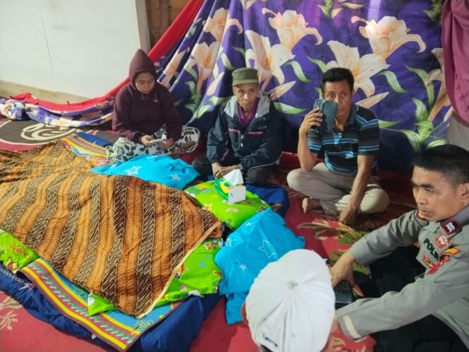 
 Suasana duka dirumah salah satu korban sambaran petir di Konawe Utara. Foto: Istimewa