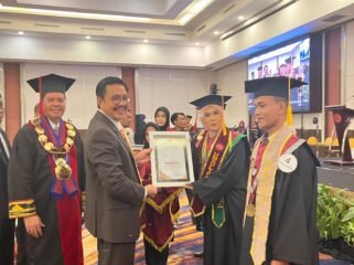 Rektor Unsultra, Jamhir Safani (kedua dari kiri) mendampingi Ketua Pembina Yayasan, Nur Alam saat menyerahkan piagam kepada salah satu wisudawati. Foto: Istimewa
