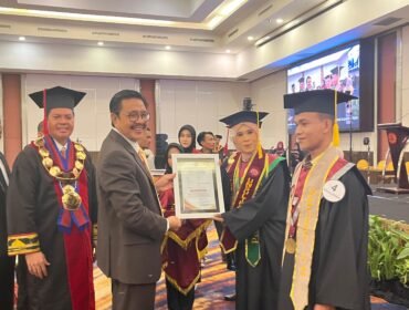 Rektor Unsultra, Jamhir Safani (kedua dari kiri) mendampingi Ketua Pembina Yayasan, Nur Alam saat menyerahkan piagam kepada salah satu wisudawati. Foto: Istimewa