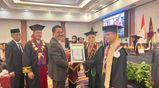 Rektor Unsultra, Jamhir Safani (kedua dari kiri) mendampingi Ketua Pembina Yayasan, Nur Alam saat menyerahkan piagam kepada salah satu wisudawati. Foto: Istimewa