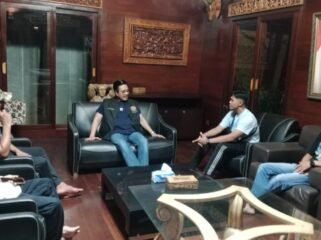 Nur Alam (tengah) saat ditemui oleh sejumlah perwakilan para atlet cabor bela diri  Sultra. Foto: penafaktual.com