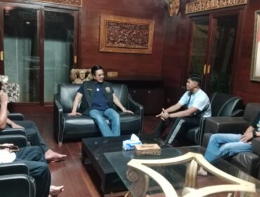 Nur Alam (tengah) saat ditemui oleh sejumlah perwakilan para atlet cabor bela diri  Sultra. Foto: penafaktual.com