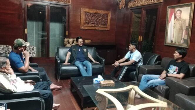 
 Nur Alam (tengah) saat ditemui oleh sejumlah perwakilan para atlet cabor bela diri  Sultra. Foto: penafaktual.com