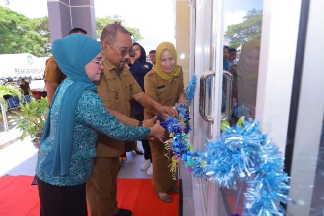 
 Bupati Bombana, Ir. H. Burhanuddin meresmikan gedung baru dinas perikanan dan kelautan. Foto: Istimewa