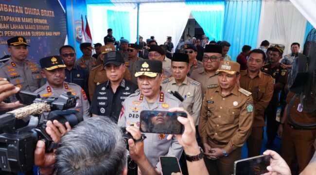 Wakapolri, Komjen Pol. Prof. Dr. Dedi Prasetyo, S.H., M.Hum., M.Si., M.M., usai meresmikan pertapakan Mako Brimob dan penyerahan hibah lahan di Jalan Poros Kolaka–Kendari, Sabilambo, Kecamatan Kolaka, Kabupaten Kolaka, Provinsi Sulawesi Tenggara. Foto: Istimewa
