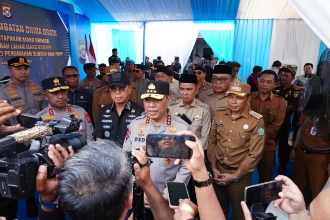 
 Wakapolri, Komjen Pol. Prof. Dr. Dedi Prasetyo, S.H., M.Hum., M.Si., M.M., usai meresmikan pertapakan Mako Brimob dan penyerahan hibah lahan di Jalan Poros Kolaka–Kendari, Sabilambo, Kecamatan Kolaka, Kabupaten Kolaka, Provinsi Sulawesi Tenggara. Foto: Istimewa