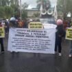 Massa saat melakukan aksi demontrasi di depan Kejati Sultra. Foto: Penafaktual.com