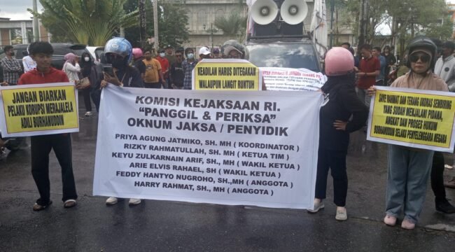 Massa saat melakukan aksi demontrasi di depan Kejati Sultra. Foto: Penafaktual.com
