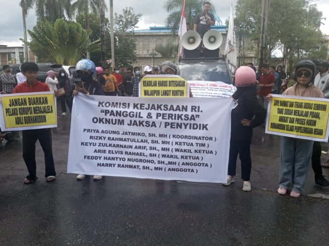 
 Massa saat melakukan aksi demontrasi di depan Kejati Sultra. Foto: Penafaktual.com