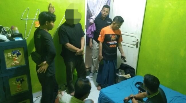 Polres Kolaka Utara meringkus dua terduga pelaku peredaran narkoba di Kecamatan Pakue Utara, Kabupaten Kolut. Foto: Istimewa