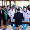 Bupati Bombana, Ir. H. Burhanuddin, M.Si, melantik 3 Pj kepala desa. Foto: Istimewa