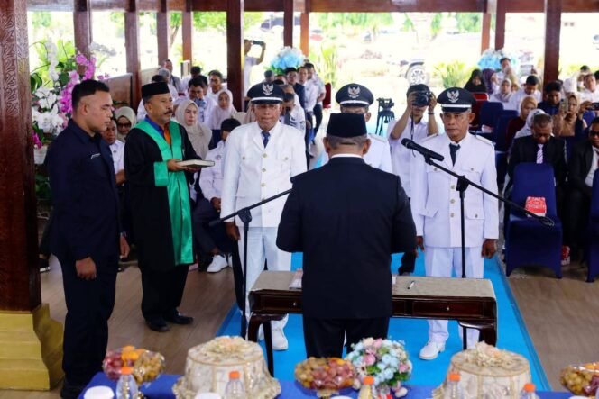 
 Bupati Bombana, Ir. H. Burhanuddin, M.Si, melantik 3 Pj kepala desa. Foto: Istimewa