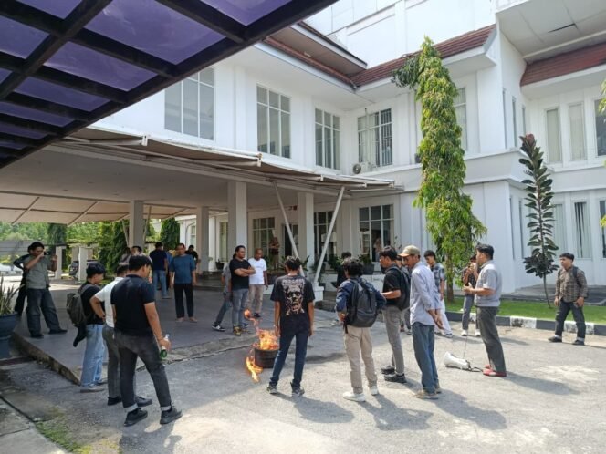 
 Massa Soroti Dugaan Pelanggaran GSB di Simpang MTQ, DPRD Kendari Dituding Ingkar Janji