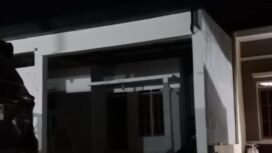 Salah satu rumah di BTN Pradana Residenci dalam kondisi gelap tak teraliri listrik. Foto: Istimewa