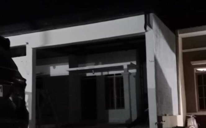 
 Salah satu rumah di BTN Pradana Residenci dalam kondisi gelap tak teraliri listrik. Foto: Istimewa