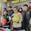 Kapolresta Kendari, Kombes Pol Edwin L Sengka (tengah) di Mapolresta Kendari saat konferensi pers pengungkapan kasus pelundupan tabung gas LPG bersubsidi. Foto: Penafaktual.com