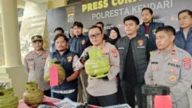 Kapolresta Kendari, Kombes Pol Edwin L Sengka (tengah) di Mapolresta Kendari saat konferensi pers pengungkapan kasus pelundupan tabung gas LPG bersubsidi. Foto: Penafaktual.com