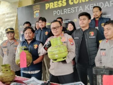 Kapolresta Kendari, Kombes Pol Edwin L Sengka (tengah) di Mapolresta Kendari saat konferensi pers pengungkapan kasus pelundupan tabung gas LPG bersubsidi. Foto: Penafaktual.com