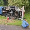 Mobil tangki Pertamina terguling di Jalan Poros Kawasan Hutan Warangga Muna. Foto: Istimewa