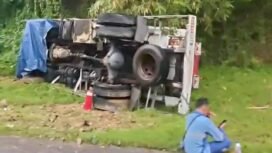 Mobil tangki Pertamina terguling di Jalan Poros Kawasan Hutan Warangga Muna. Foto: Istimewa
